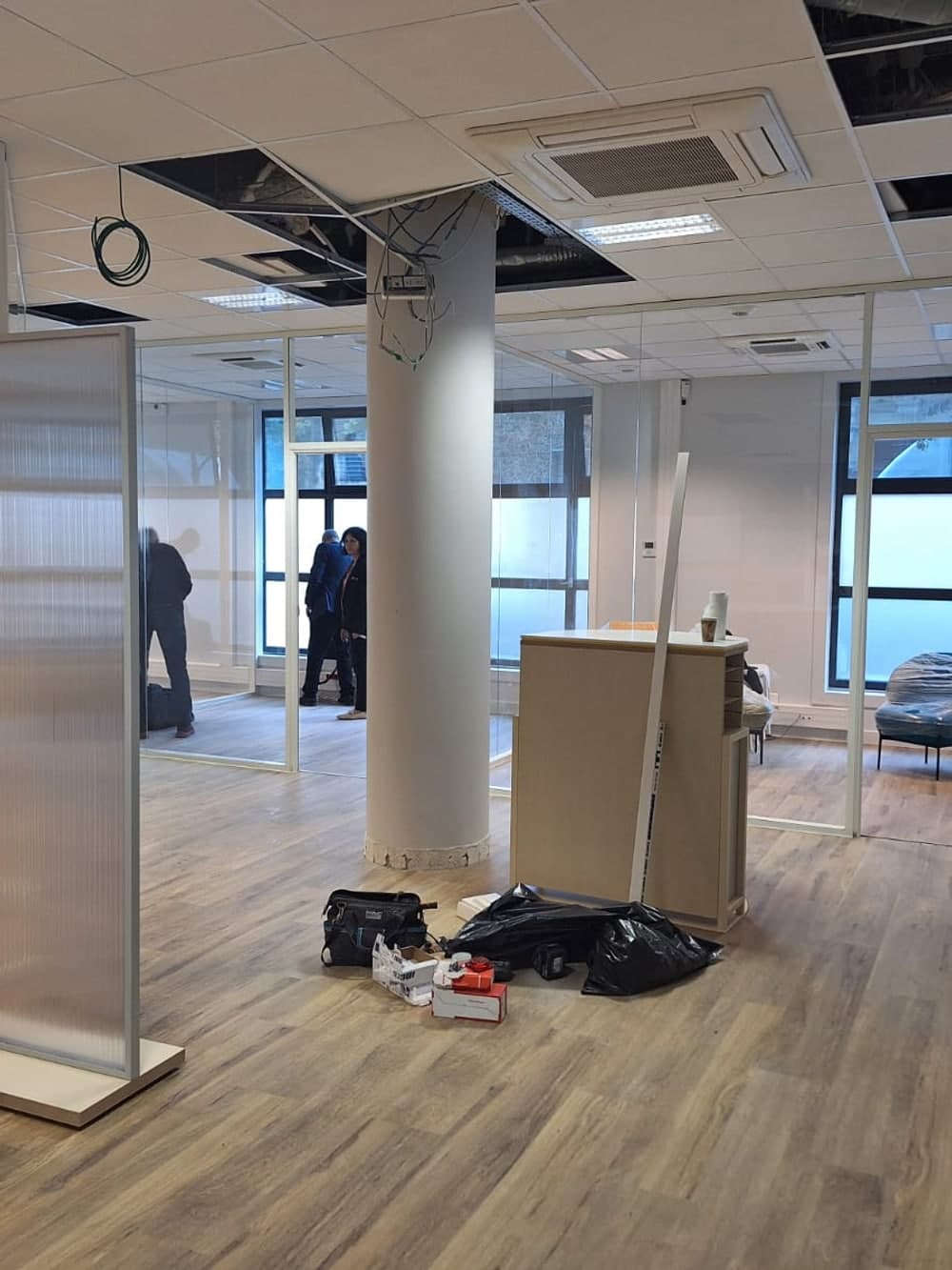 Plateau en cours d'aménagement, cloisons et mobilier en cours de pose