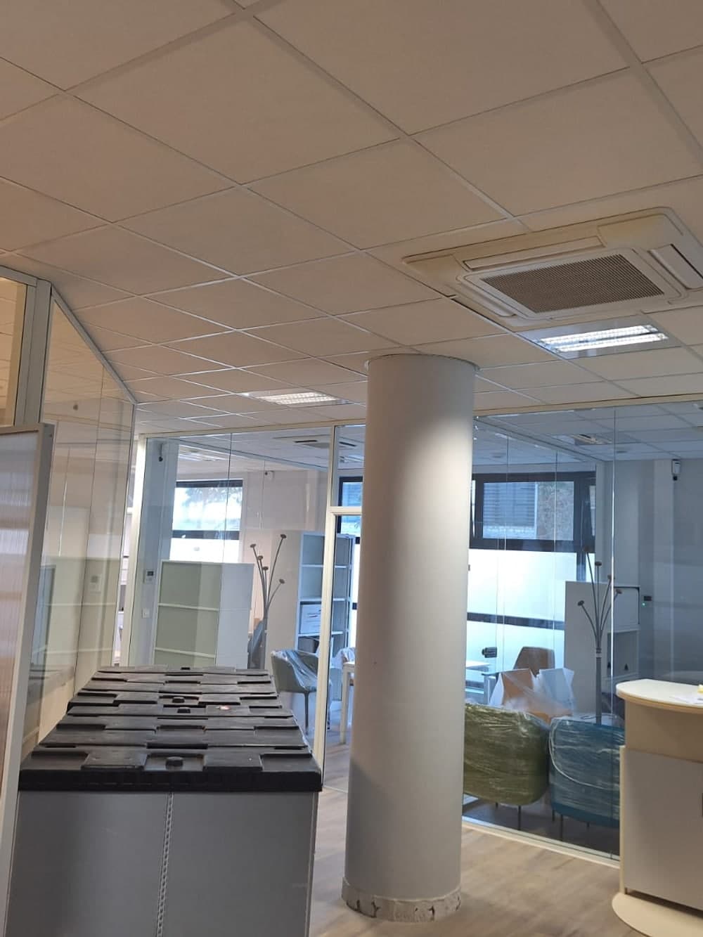 Plateau de bureaux livré : cloisons vitrées nettoyées, faux plafond et sols repris
