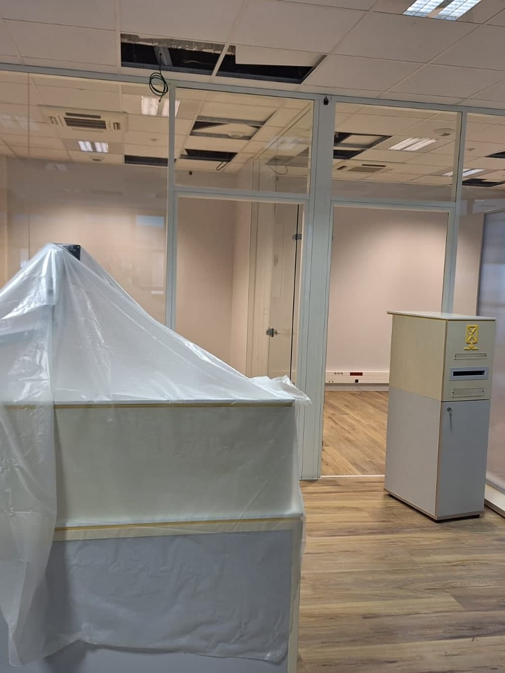 Poste de travail protégé par une bâche plastique au milieu du plateau
