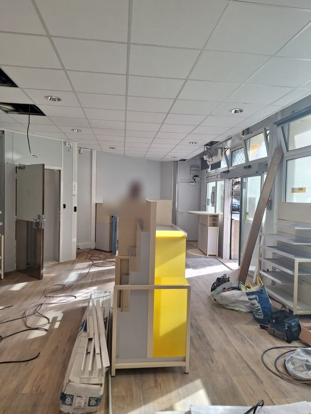 Plateau de bureaux en cours d'aménagement, cloisons et mobilier en cours de pose