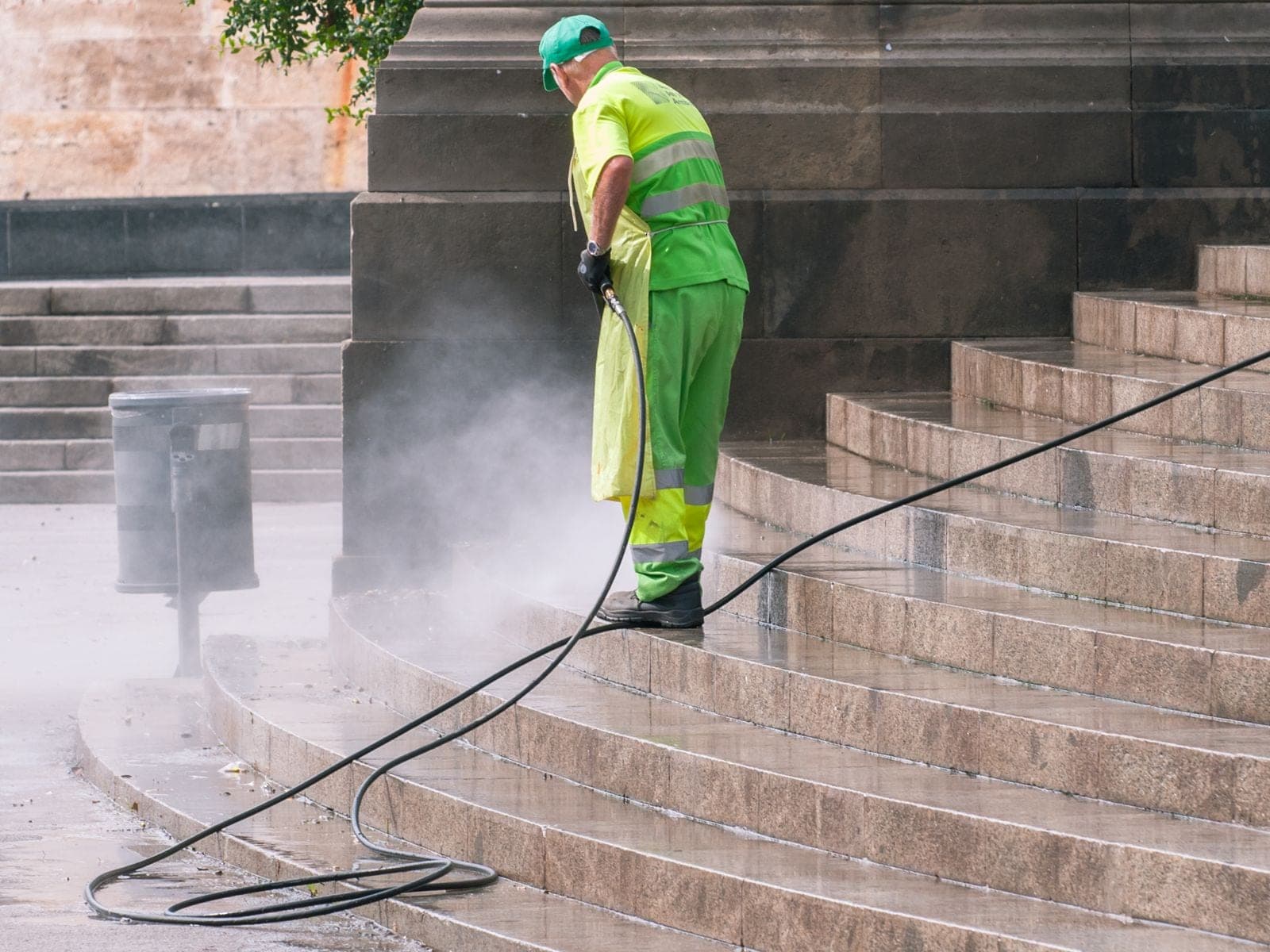 Désherber une cour ou une allée avant de la laver — ACLEANEO