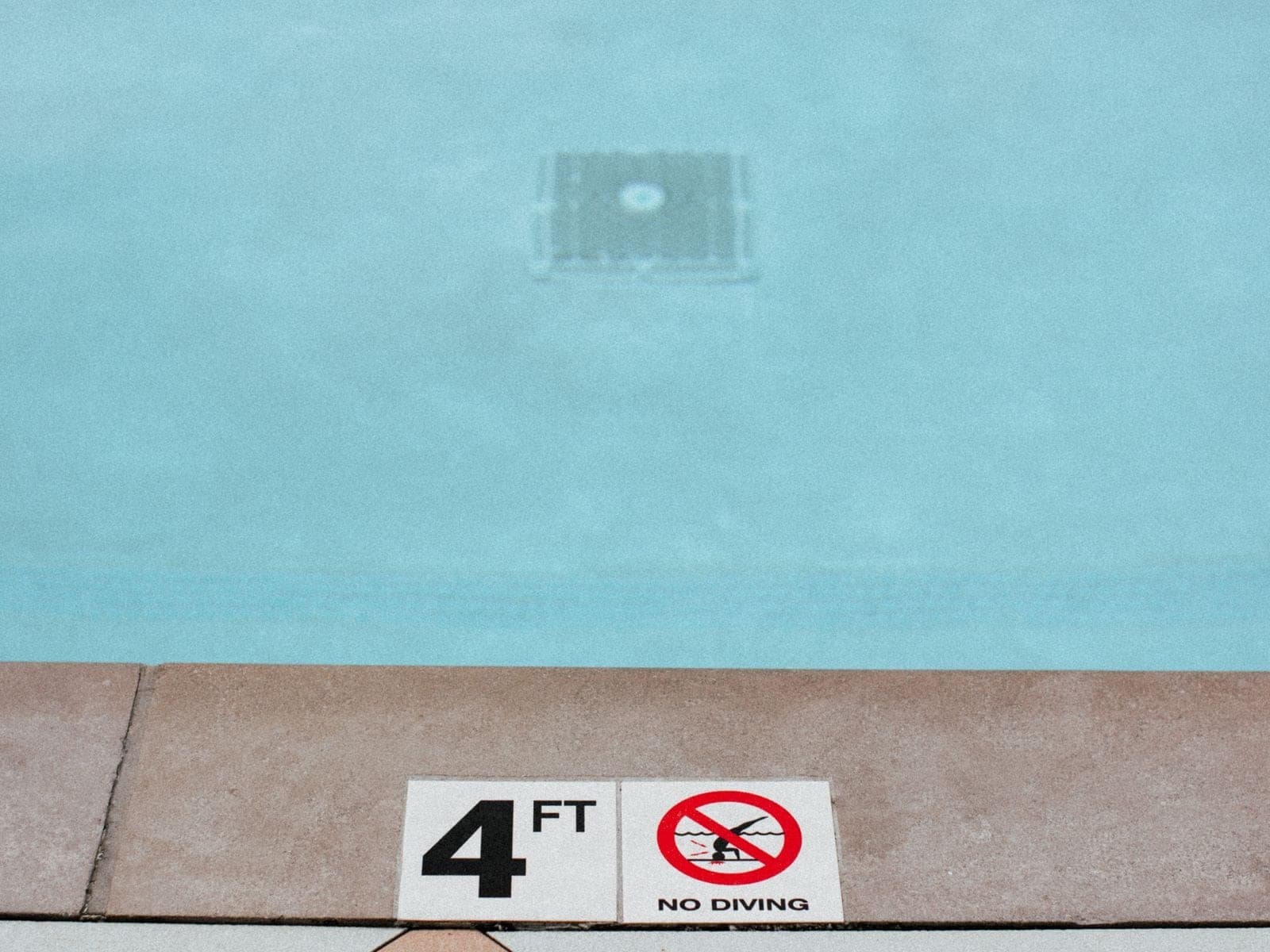Nettoyage d'un bassin vide, de ses plages et de son abri — ACLEANEO